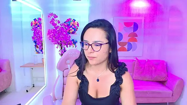 Snapshot of Tiara_rr chatting on October 5, 2025, 3:52 am Tiara rr online show from October 5, 2025, 3:52 am