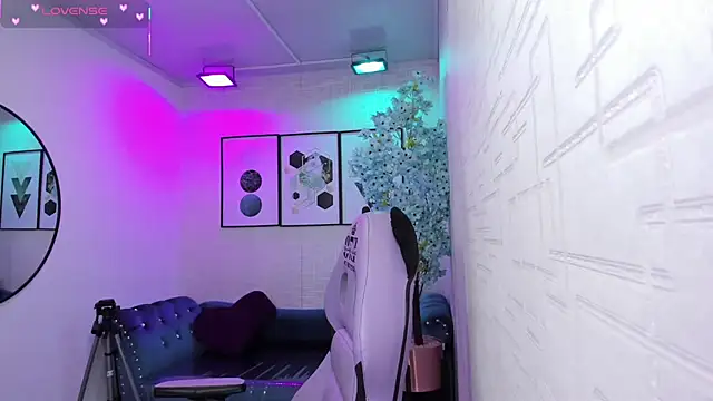 Tiara rr online show from April 15, 2026, 3:23 am