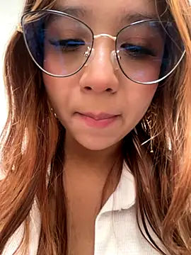 Snapshot of MelanieRoah chatting on October 21, 2025, 7:02 pm MelanieRoah online show from October 21, 2025, 7:02 pm