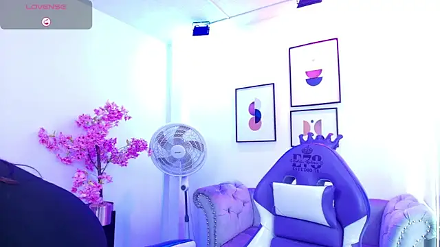 Snapshot of Ema_louis_ chatting on June 10, 2026, 7:37 pm Ema louis online show from June 10, 2026, 7:37 pm