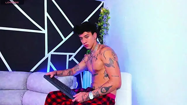 JUSTIN FULLER1 online show from February 4, 2025, 2:21 pm