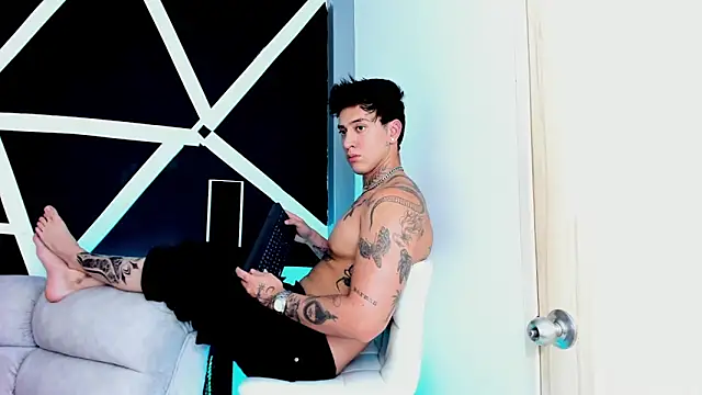 JUSTIN FULLER1 online show from October 1, 2025, 8:46 pm