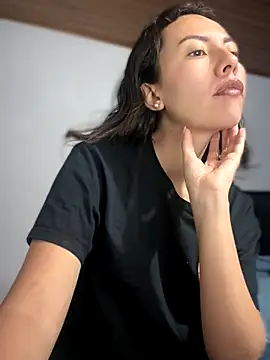 im lorein online show from October 4, 2025, 1:40 am