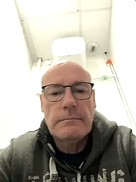 Snapshot of bogland33 chatting on October 14, 2025, 10:27 am bogland33 online show from October 14, 2025, 10:27 am