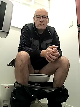 Snapshot of bogland33 chatting on October 6, 2025, 10:05 am bogland33 online show from October 6, 2025, 10:05 am