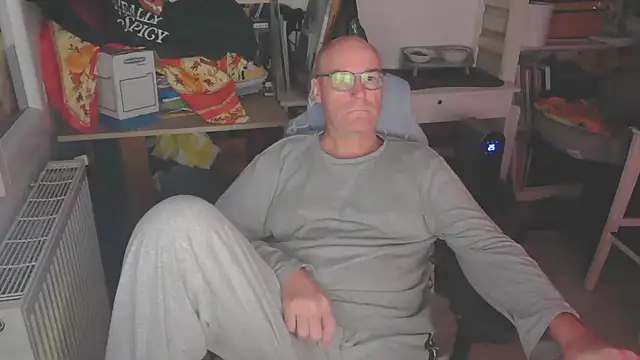 Snapshot of bogland33 chatting on March 4, 2025, 10:27 pm bogland33 online show from March 4, 2025, 10:27 pm