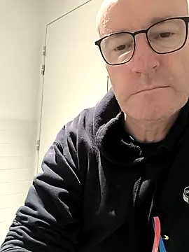 Snapshot of bogland33 chatting on October 7, 2025, 1:12 pm bogland33 online show from October 7, 2025, 1:12 pm