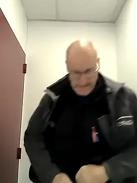 Snapshot of bogland33 chatting on October 10, 2025, 8:37 am bogland33 online show from October 10, 2025, 8:37 am