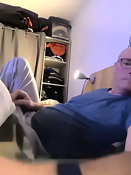 Snapshot of bogland33 chatting on October 21, 2025, 7:24 pm bogland33 online show from October 21, 2025, 7:24 pm