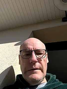 Snapshot of bogland33 chatting on March 5, 2025, 10:11 am bogland33 online show from March 5, 2025, 10:11 am