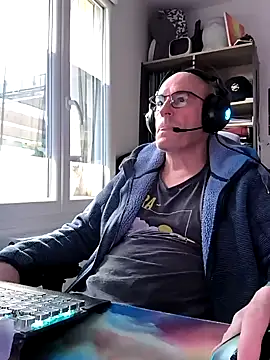 Snapshot of bogland33 chatting on February 27, 2025, 4:43 pm bogland33 online show from February 27, 2025, 4:43 pm