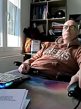 Snapshot of bogland33 chatting on March 4, 2025, 3:48 pm bogland33 online show from March 4, 2025, 3:48 pm