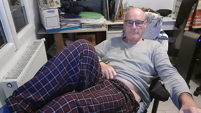 Snapshot of bogland33 chatting on March 20, 2025, 10:07 pm bogland33 online show from March 20, 2025, 10:07 pm