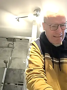 Snapshot of bogland33 chatting on February 28, 2025, 3:15 pm bogland33 online show from February 28, 2025, 3:15 pm