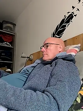 Snapshot of bogland33 chatting on October 19, 2025, 11:57 am bogland33 online show from October 19, 2025, 11:57 am