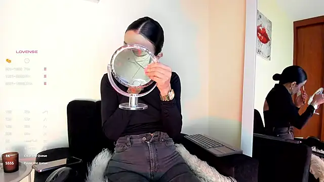 victoria  lace  online show from December 20, 2025, 2:58 am