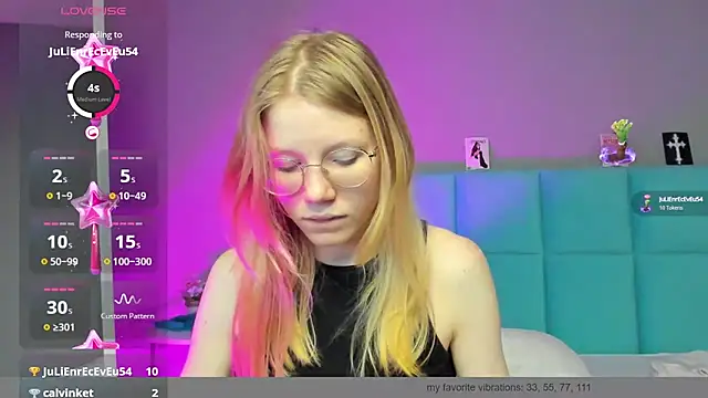 Snapshot of Esme_Runn chatting on December 3, 2024, 4:44 pm Esme Runn online show from December 3, 2024, 4:44 pm