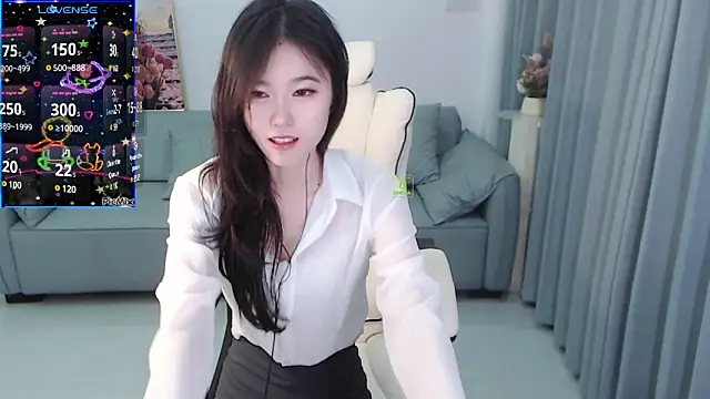 YiJin-a online show from December 30, 2024, 8:10 am