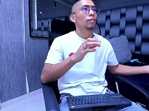 Snapshot of richar_voller chatting on October 10, 2025, 11:44 am richar voller online show from October 10, 2025, 11:44 am