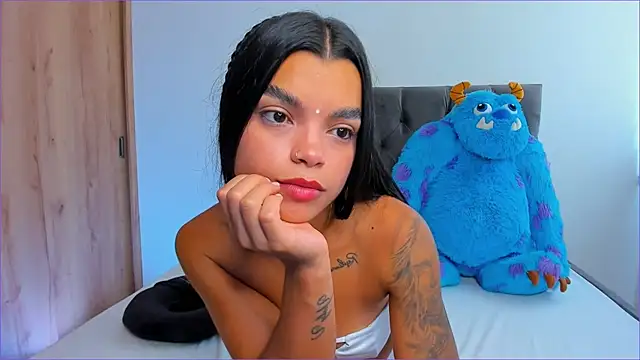 Snapshot of mia_world_ chatting on October 19, 2025, 5:48 pm mia world online show from October 19, 2025, 5:48 pm