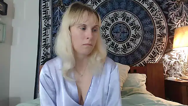 Cutikatxoxo online show from January 15, 2025, 2:06 am