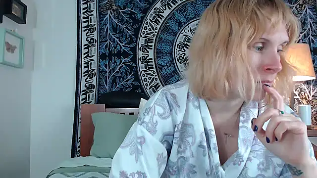Cutikatxoxo online show from February 22, 2025, 2:06 am