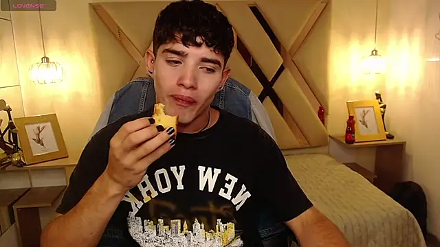 Snapshot of AlejooTwink chatting on March 21, 2025, 10:28 pm AlejooTwink online show from March 21, 2025, 10:28 pm