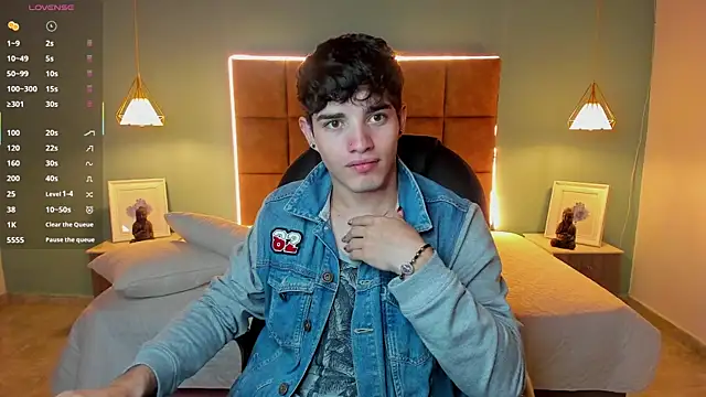 Snapshot of AlejooTwink chatting on October 7, 2025, 2:56 am AlejooTwink online show from October 7, 2025, 2:56 am