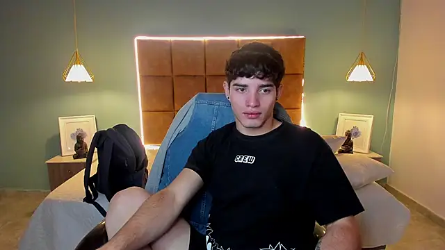 Snapshot of AlejooTwink chatting on October 8, 2025, 5:31 am AlejooTwink online show from October 8, 2025, 5:31 am