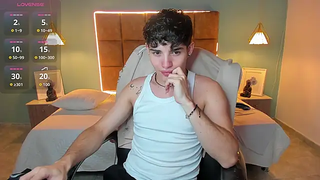 Snapshot of AlejooTwink chatting on October 30, 2025, 2:21 am AlejooTwink online show from October 30, 2025, 2:21 am