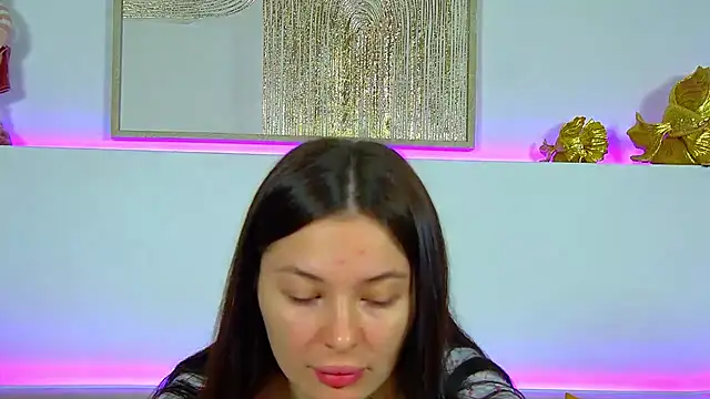 AlexandraBloom online show from December 18, 2025, 6:23 pm