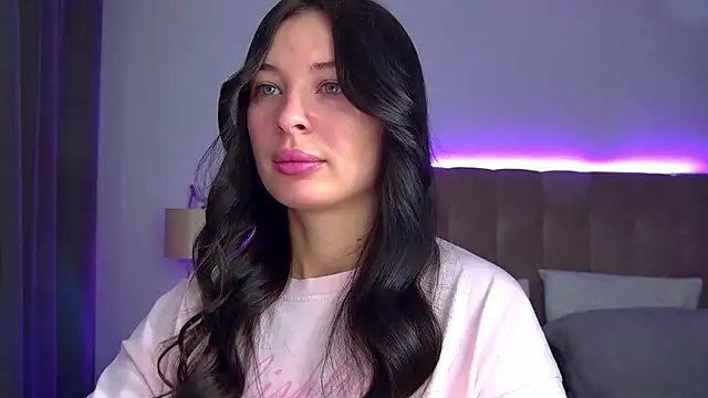 AlexandraBloom online show from November 17, 2025, 6:23 pm