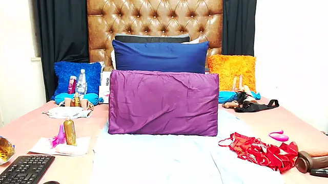 Hotxbums22 online show from October 5, 2025, 7:04 pm