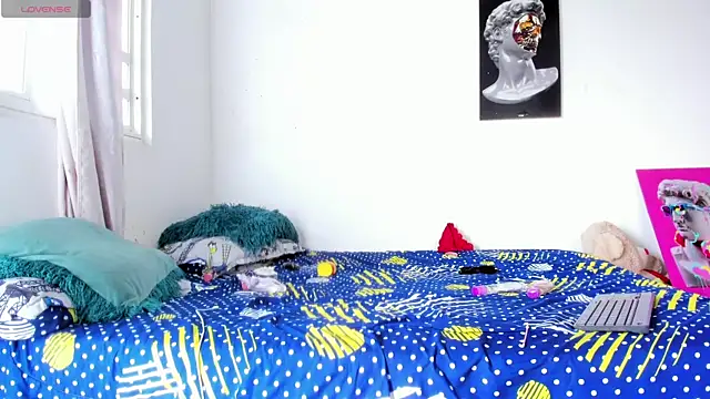 Lilybaudinx96 online show from November 29, 2025, 5:24 pm