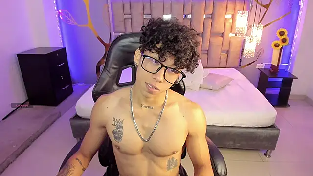 Snapshot of AkazaBoy_ chatting on March 2, 2025, 4:39 am AkazaBoy  online show from March 2, 2025, 4:39 am