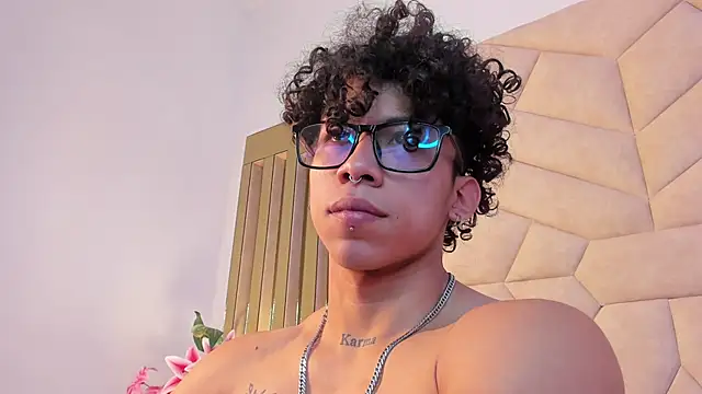 AkazaBoy  online show from March 29, 2026, 6:04 am