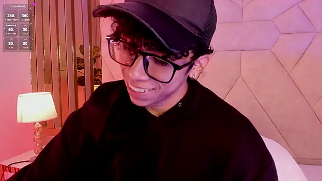 AkazaBoy  online show from May 18, 2026, 5:34 am
