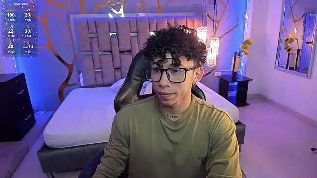 Snapshot of AkazaBoy_ chatting on February 28, 2025, 5:04 am AkazaBoy  online show from February 28, 2025, 5:04 am