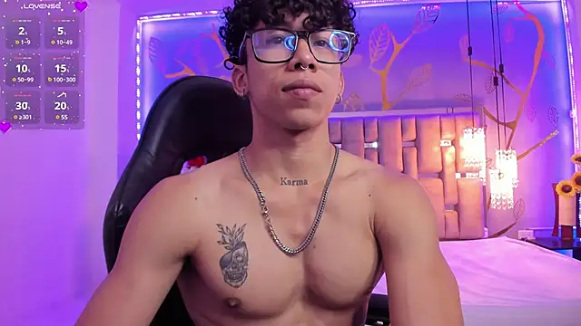 Snapshot of AkazaBoy_ chatting on March 14, 2025, 4:43 am AkazaBoy  online show from March 14, 2025, 4:43 am