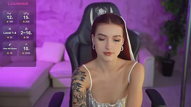 Snapshot of Magnetic_Mia_ chatting on October 28, 2025, 12:33 am Magnetic Mia online show from October 28, 2025, 12:33 am