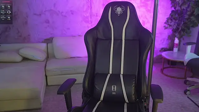 Snapshot of Magnetic_Mia_ chatting on December 18, 2025, 1:33 am Magnetic Mia online show from December 18, 2025, 1:33 am