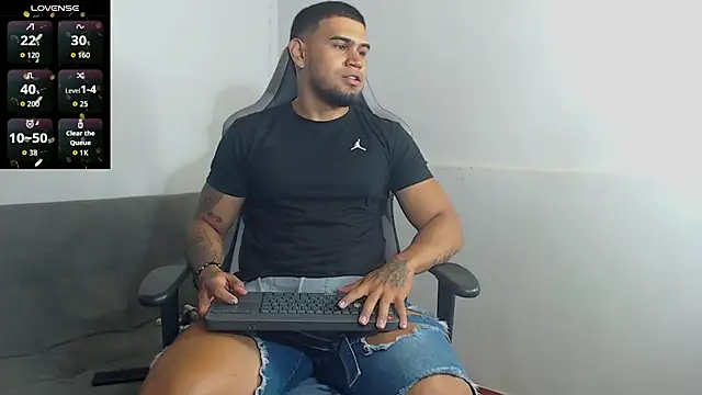 Snapshot of Aaron_Hunter_ chatting on September 21, 2025, 10:42 am Aaron Hunter online show from September 21, 2025, 10:42 am