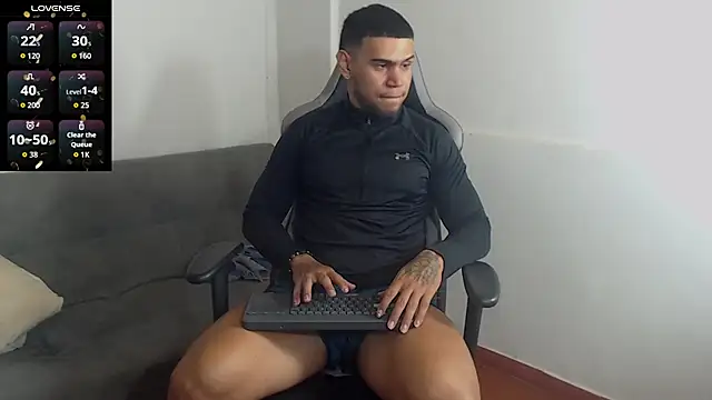 Snapshot of Aaron_Hunter_ chatting on October 10, 2025, 6:47 am Aaron Hunter online show from October 10, 2025, 6:47 am