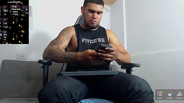 Snapshot of Aaron_Hunter_ chatting on October 3, 2025, 6:37 am Aaron Hunter online show from October 3, 2025, 6:37 am