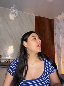 floriamANDjazmin online show from May 16, 2026, 6:51 pm
