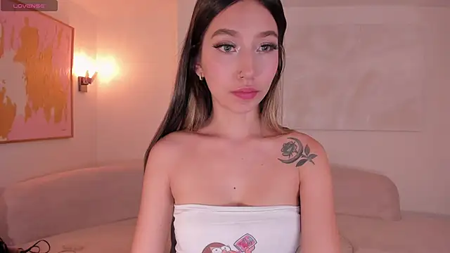 TaraLawrence online show from November 11, 2025, 2:39 am