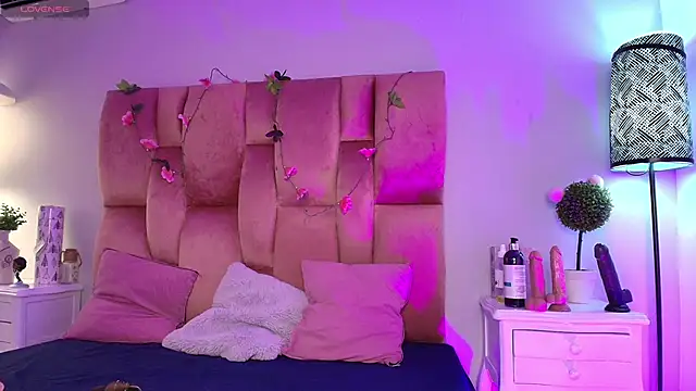 Snapshot of SweetBonniie chatting on October 6, 2025, 12:06 pm SweetBonniie online show from October 6, 2025, 12:06 pm