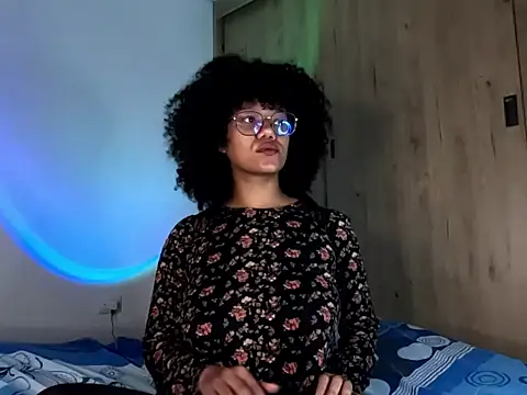 Snapshot of Ale_xandra chatting on May 18, 2026, 11:53 pm Ale xandra online show from May 18, 2026, 11:53 pm