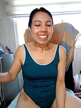 Snapshot of KimPielCanela chatting on November 4, 2025, 4:22 pm KimPielCanela online show from November 4, 2025, 4:22 pm