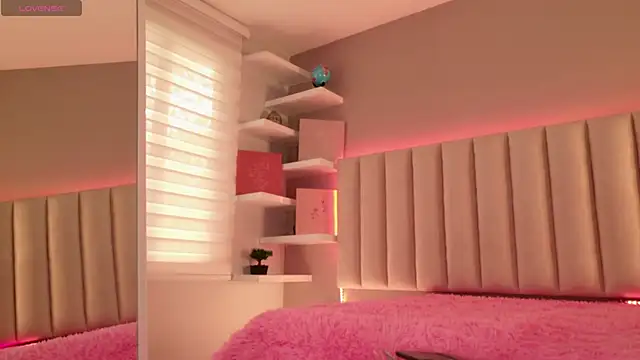 Megan mooree  online show from September 25, 2025, 12:11 pm